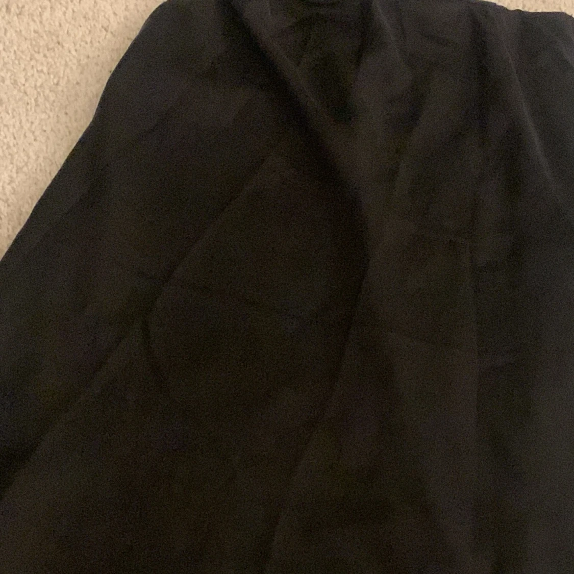 En väldigt fin satin kjol i en liten storlek men som passar bra ändå