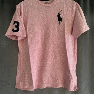 Ralph lauren t-shirt  - Säljer denna fina t-short från Ralph lauren. Kontakta gärna vid frågor.  Nypris: 475kr