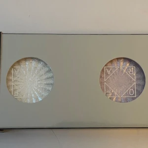 SparkLights Topper Set Tinsel Town - Ett set med skimrande ögonskuggor från OFRA. Setet innehåller tre nyanser: CHILL (Lavender Ice), GLISTEN (Pearly White Ice) och ICED (Pink Magenta Ice). Dessa ögonskuggor är designade för att ge en glittrande effekt, sitter på bra!   Rek pris 350 kr 