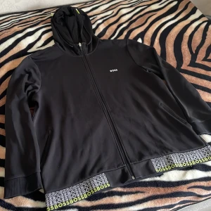 Boss kofta  - En boss kofta i top form köpt från boss hemsidan i storlek XXL men kan passa XL ifall man är lång och stor. Annars riskera inte för inga returneringar gäller. Annars är den felfri. Nypris på denna kostar ungefär 2200 säljer den billigt.