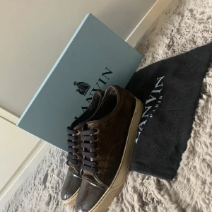 Lanvin skor  - Säljer mina riktigt fräscha Lanvin skor i storlek uk 8, Ganska bra skick dock lite defekter, Tillkomer : Dustbag o box. Tveka inte på att höra av er, Pris kan diskuteras!