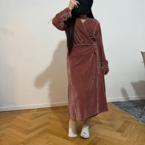 Klänning  - Ny klänning med prislapp, passar  storlek. S-L. Nypris 369kr 