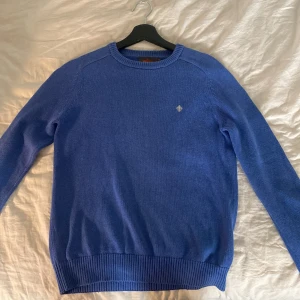 Blå stickad Morris tröja - En väldigt fin stickad Morris tröja i fint skick 8,5/10  Storlek Xs Nypris 1499