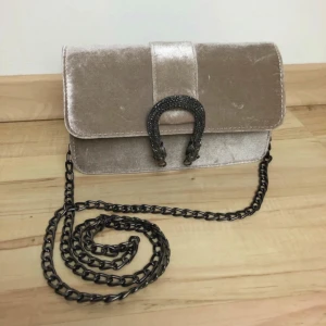 Sammetshandväska med clutch och kedja - Fin sammetsväska med metallkedja och spänne i form av två drakar🐉🩰