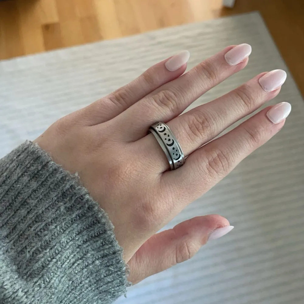 Säljer dessa två ringar eftersom jag inte använder dem längre. Dem är knappt använda och är därför i väldigt bra skick💓. Accessoarer.