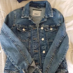 Jeansjacka  - Superfin jeansjacka från only som knappt kommit till användning. Osäker vad jag vill sälja för så priset kan vi diskutera!!
