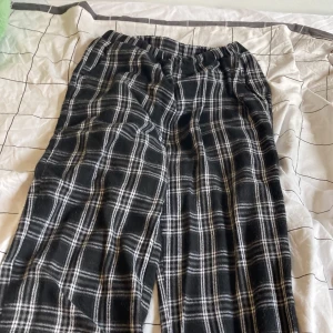 Pyjamas byxor  - Från SHEIN! Dem är noppiga och inte dem skönaste men funkar som pyjamas 