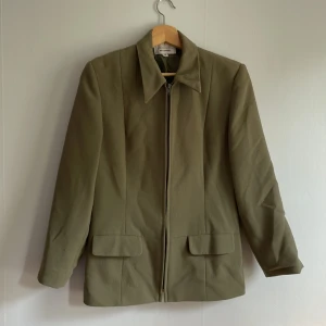 Retro kavaj med axelvaddar  - Väl använd kavaj i bra skick