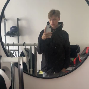 Moncler windbreaker  - Moncler windbreaker i storlek 4 (XL men passar även L)  Är inte 100% på äktighet men alla scans fungerar! Säljer då den är för stor på mig, skriv ifall de finns några frågor!