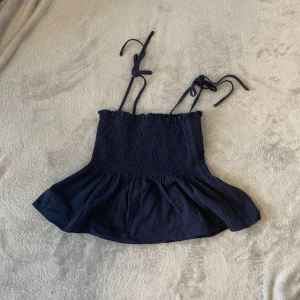 Topp - En marinblå tröj blus. Har använt den typ 2 ggr