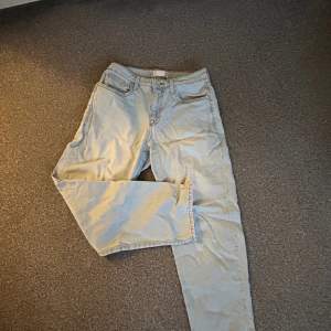 Säljer dessa ljusblåa baggy jeans. Passar ca w.30 och length 31-32. Mycket bra skick, knappt använda. 