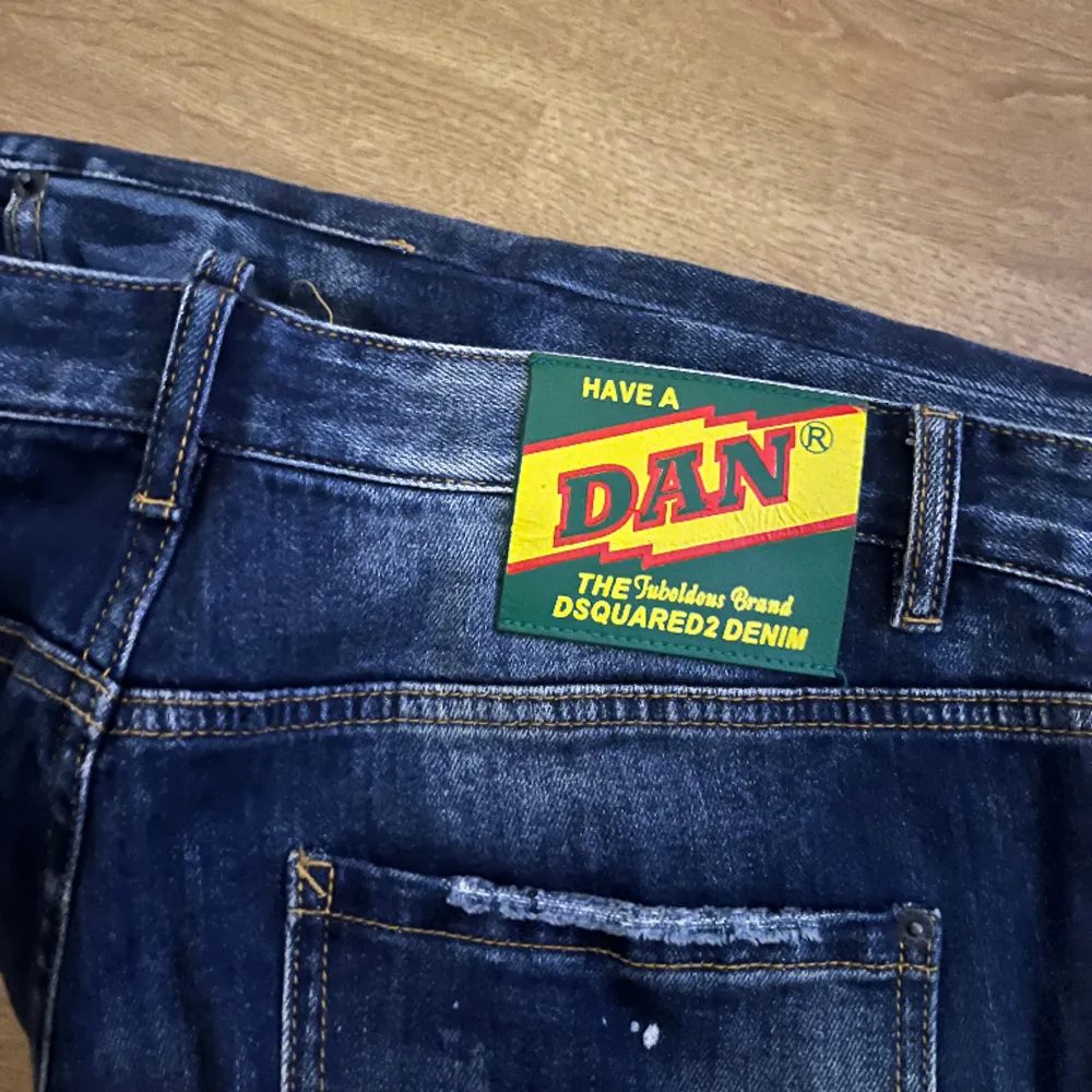 Dsq2 jeans storlek 52/36 men sitter som mellan 31 och 34 beroende på hur slim du vill ha dom.. Jeans & Byxor.