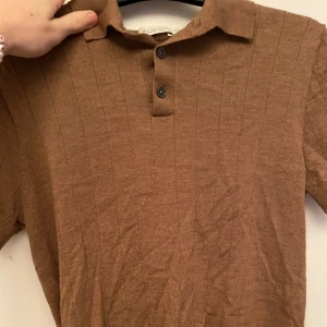 Brun piké  - Säljer en brun piké från Suitsupply i storlek L men passar XS-S. Den har inga defekter. 