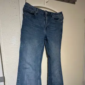 Supersnygga bootcut jeans från mango, strl 40. Inga defekter och sitter som en smäck.