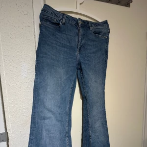 Flare jeans - Supersnygga bootcut jeans från mango, strl 40. Inga defekter och sitter som en smäck.