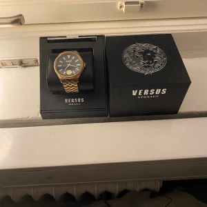 Versus Versace Klocka - Säljer denna klocka till ett bra pris. Nypris 1700kr, säljer för 800kr! Bra skick, knappt använd skulle säga 8/10. Se defekter på bild 3!😄