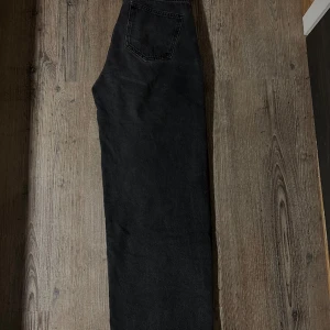 Jeans  - Säljer dessa jeans från NAKD storlek:M.    Vid snabb affär skickar jag paketet imorgon 1/2🌸