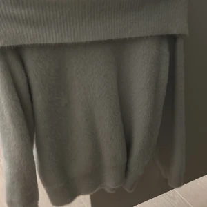 Stikad vit fluffig vikner tröja - En vit vikner tröja använt fåtal gånger pågrund av att den är för liten jätte skön och i nytt skick inga skador 