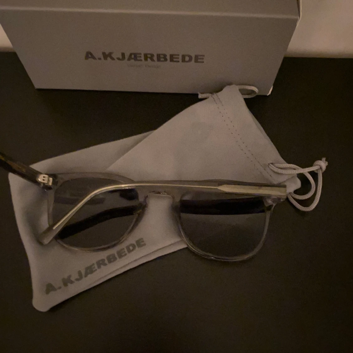 A. Kjaerbede solglasögon  - 90