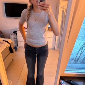 stickad T-shirt zara! - likadan stickad T-shirt som den vita jag säljer! superfin och passar till det mesta. Använd men i gott skick!🙏🏻🙏🏻🙌🏼