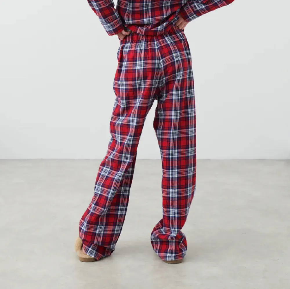 Säljer dessa rutiga pyjamasbyxorna från Gina Young då dom tyvärr var för små för mig. Strl 158/164 så jag skulle säga att dom är som en xs-s💞  Köparen står för frakten Skriv vid funderingar!  PRIS GÅR ATT DISKUTERAS!. Jeans & Byxor.