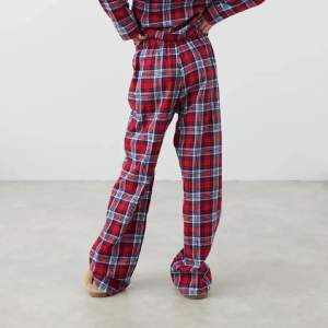 Säljer dessa rutiga pyjamasbyxorna från Gina Young då dom tyvärr var för små för mig. Strl 158/164 så jag skulle säga att dom är som en xs-s💞  Köparen står för frakten Skriv vid funderingar!  PRIS GÅR ATT DISKUTERAS!