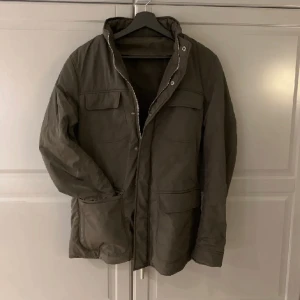 Massimo Dutti jacka - Skön jacka nu på vintern eller våren. Jackan e vändbar. 