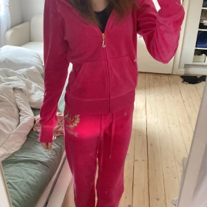 juciy coutore sett INTE ÄKTA DOCK - jag köpte här på Plick men fick hem det o det var ej åkte så vi kör intressekoll! prislappen är kvar, påsen den låg i värkar dock vara äkte vilket man får med! storlek S 