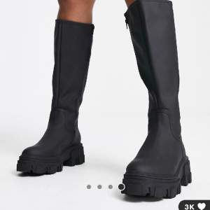 Säljer ett par höga svarta boots från Asos Design som endast är använt ett fåtal gånger. Nypris på asos är cirka 650kr och skicket är bra! Svarta i storlek 37. :)