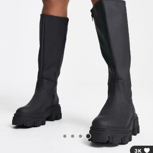 Höga boots str 37 - Säljer ett par höga svarta boots från Asos Design som endast är använt ett fåtal gånger. Nypris på asos är cirka 650kr och skicket är bra! Svarta i storlek 37. :)