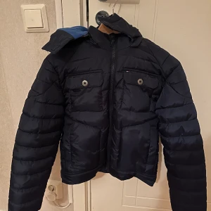 Barnjacka - Barnjacka från Tommy Hilfiger. Toppenskick!