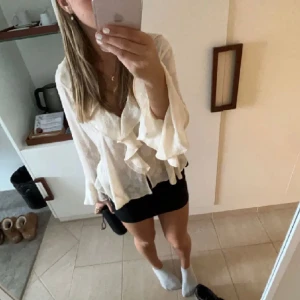 Blus Zara - Säljer denna populära blus från zara då den tyvärr ej kommer till användning. Den har prislappen kvar. Hör gärna av er vid frågor annars går det bra att trycka på köp nu 😊😊🤩💓 Storlek M men den sitter som en Xs/S då jag själv har det 💓