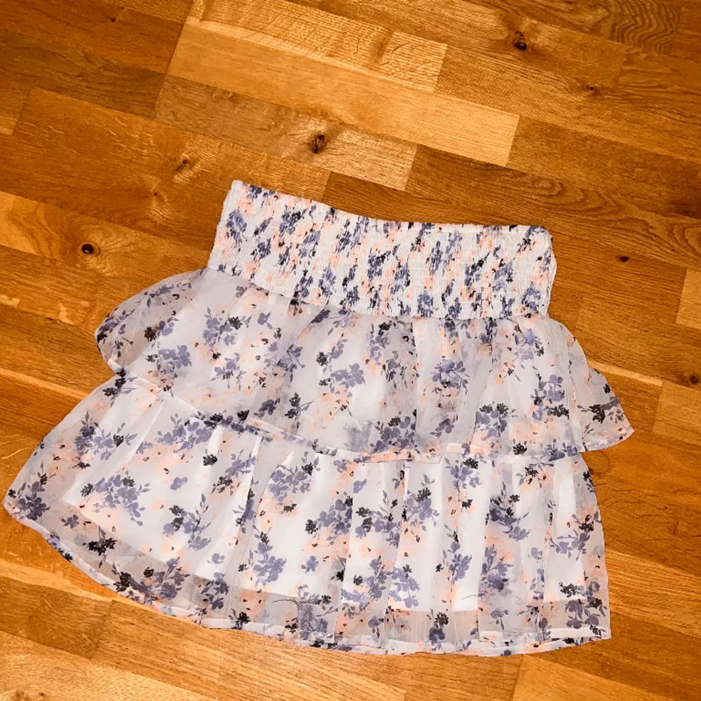 Säljer denna fina kjol från vero moda🌸storlek M och är väldigt elastisk i midjan. Kan hämtas eller skickas✨kunden står för frakten. Kjolar.