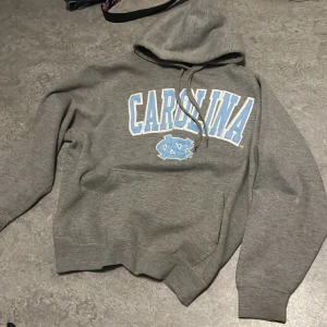 Vintage collage hoodie - Vintage hoodie. Finns lite små fläckar De är M men sitter som S  