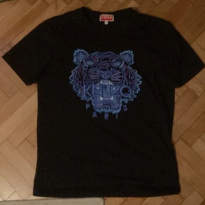 Kenzo t shirt  - Säljer en kenzo t shirt bra skick ingen täcken på användning säljer för att jag inte gillar den så mycket, size small 1;1 kopia