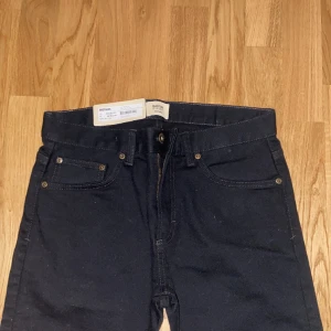 Helt oanvänd jeans - Helt oanvänd jens, storleken är 31-34. Prislappen är på den så ingen har använt den har köpt den precis.