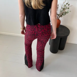 Mönstrade jeans - Super unika röda jeans med leopard mönster 😍🐆!INTRESSEKOLL! Modellen är 168🧡