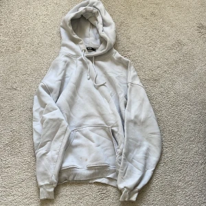 Hoodie - Naturvit hoodie som kommit till användning en del, några få fläckar som säkert går bort i tvätten🤍
