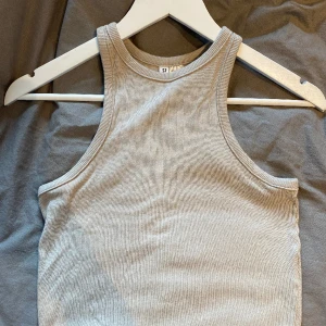 Kort topp❤️ - Grå/beige kort gullig topp från HM, prefekt till sommaren❤️