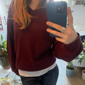 Finstickad tröja - Superfin tröja som tyvärr inte kommer till användning längre!  ps det är spegeln som är lite smutsig inte tröjan!💕