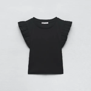 Zara volang topp - Säljer min söta volangtopp från Zara. Den är i storlek S, och använd fåtal gånger. Väldigt fin och i bra skick!!🥰