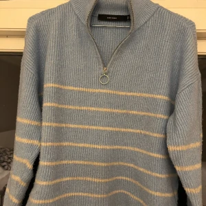 Stickad tröja - Stickad tröja från vero moda. Dragkedja upptill. Något nopprig nedtill(se bild).