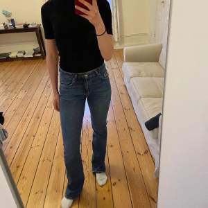 Säljer ett par raka jeans från Gina. De är i den klassiska ”jeansfärgen”. Midwaist. Jag är 173 cm o de går hela vägen ner på mig. 
