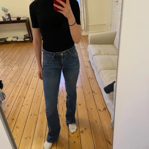 Jeans fr. Gina - Säljer ett par raka jeans från Gina. De är i den klassiska ”jeansfärgen”. Midwaist. Jag är 173 cm o de går hela vägen ner på mig. 