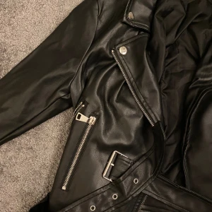 skinnjacka - Säljer min jättesnygga skinnjacka som är nästan helt ny. 🫶🏽 har använt fåtal gånger. Köpte på Nelly för 600 kr, jag säljer den nu för 350+frakt