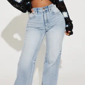 Helt nya/oanvända jeans från Fashion Nova. Rak passform. Det är storlek ”7” på dom , dom passar mig som vanligtvis har storlek 36/38 i jeans. Dom är perfekta för mig i längden som är 163 cm. 