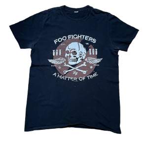 Foo fighters ”a matter of time” t-shirt Strl L Bra skick Skriv gärna frågor🙏 Har många liknande tröjor upplagda så kolla gärna in dem också! 