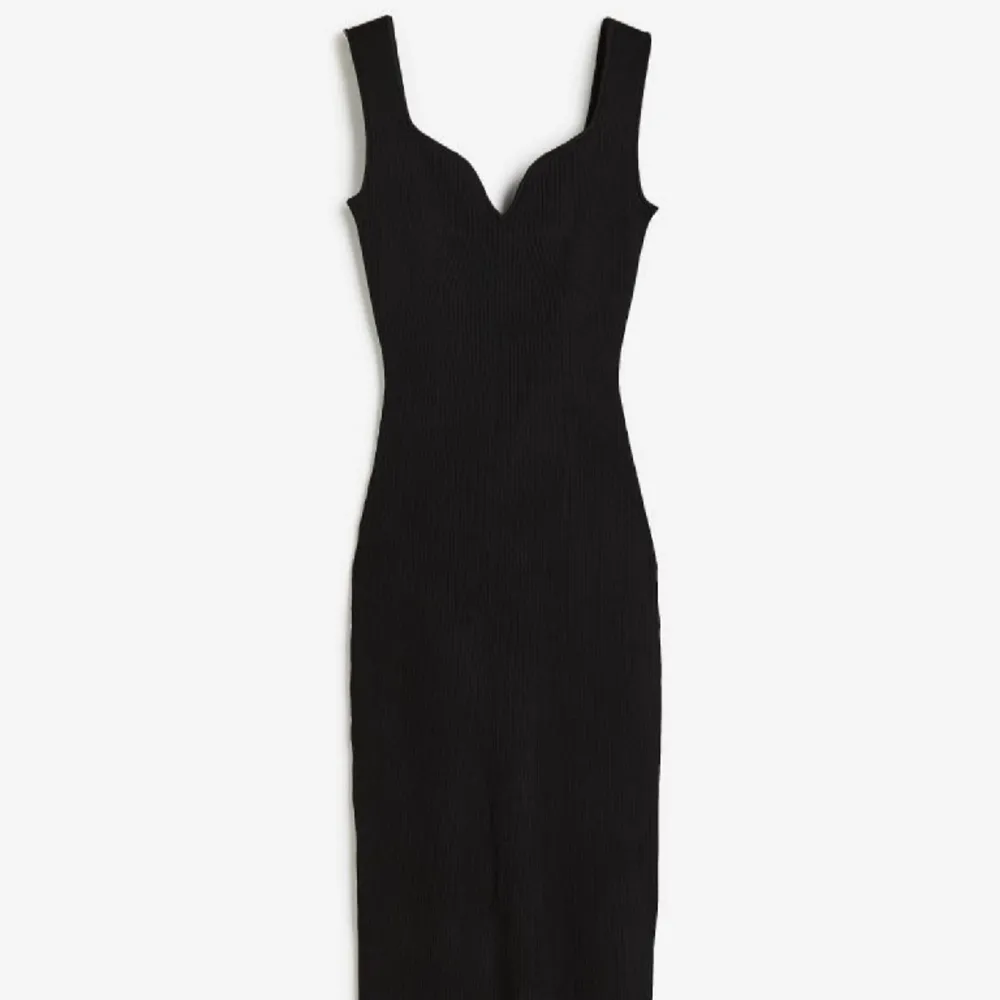 Lång ribbad klänning från H&M ny med lapparna kvar . Klänningar.