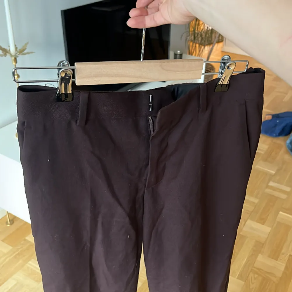 Såå snygga bruna kostymbyxor från Zara med låg midja och raka ben. Knappt använda så i superfint skick!💕Använd gärna köp nu!🥰. Jeans & Byxor.