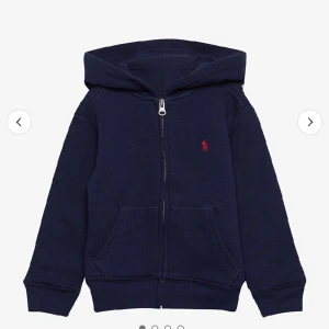 Ralph lauren zip up - Fin Ralph lauren zip up, köpt på Plick men knappt använd på mig. Storlek L junior, så passar xs. 